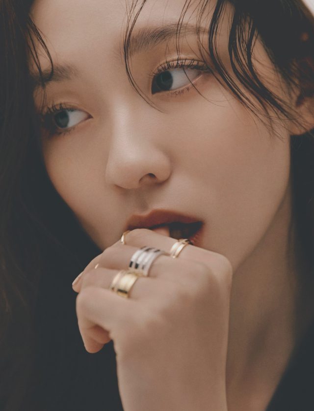 셔츠 김서룡. 티파니 티 투 링, 티파니 티 내로우 링, 티파니 티 와이어 링 모두 티파니.