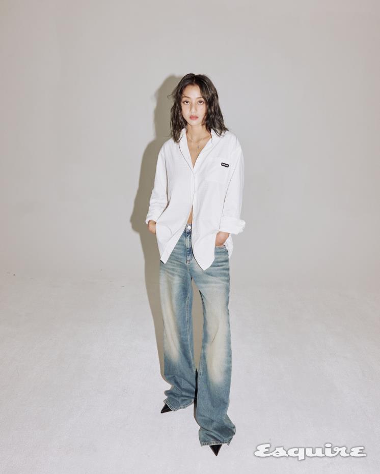 화이트 로고 셔츠 미우미우. 와이드 빈티지 데님 팬츠 블루마린. 블랙 스틸레토 힐 세르지오 로시. 십자가 펜던트 네크리스 크롬하츠.
