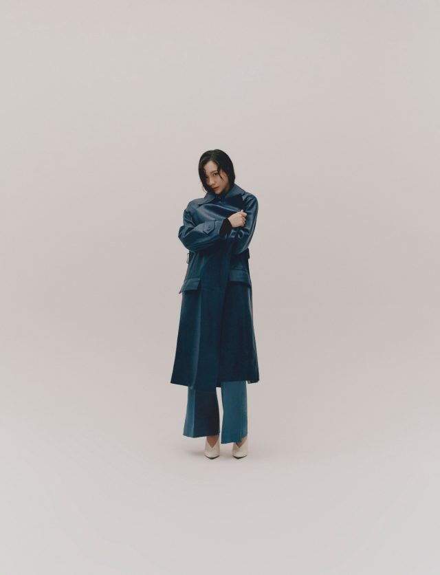 가죽 코트, 바지, 구두 모두 셀린느.