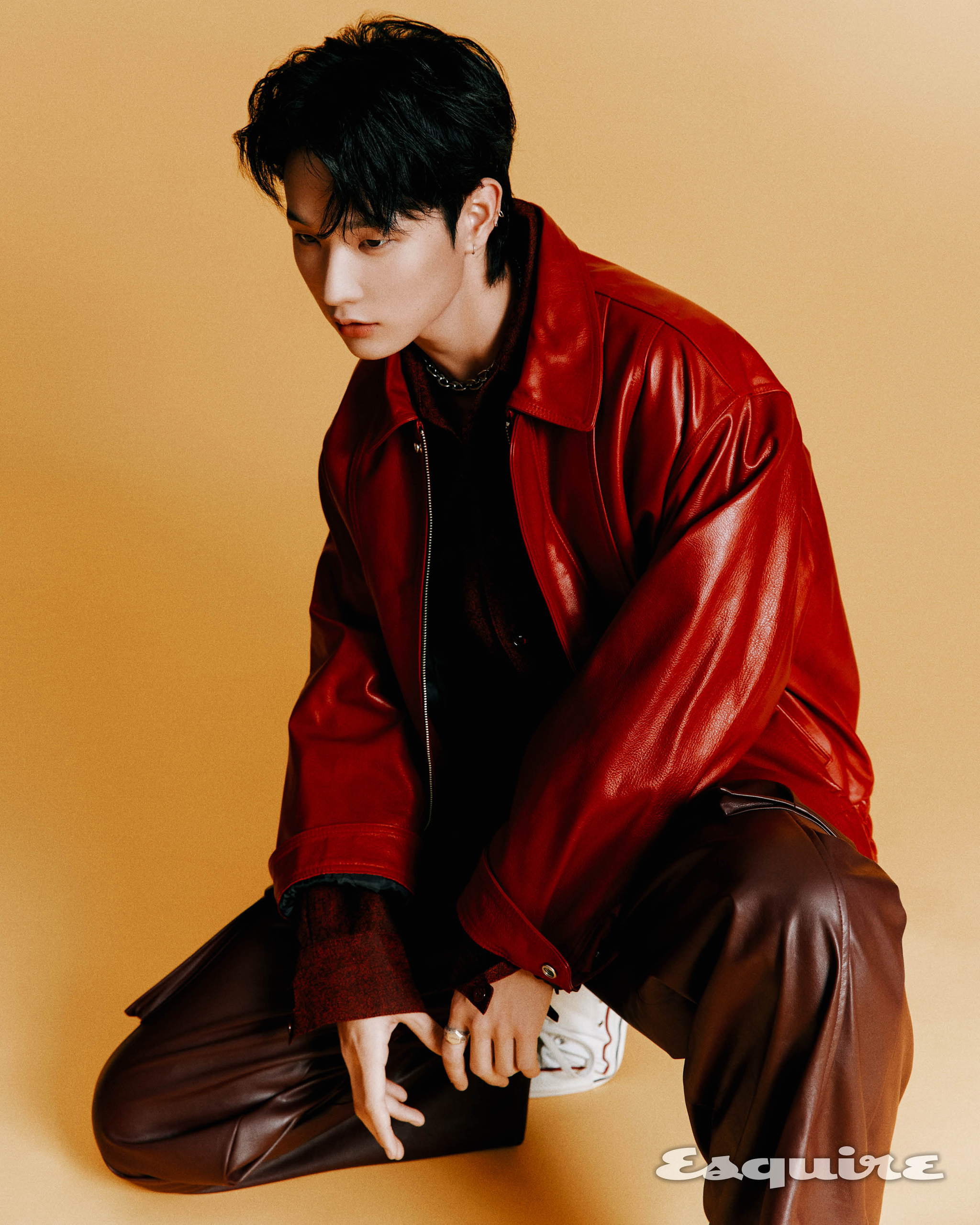 레드 재킷 아카이브 볼드, 이너 셔츠 레이블리스, 브라운 팬츠 메종미네드, 슈즈 컨버스, 네크리스 본아웃.