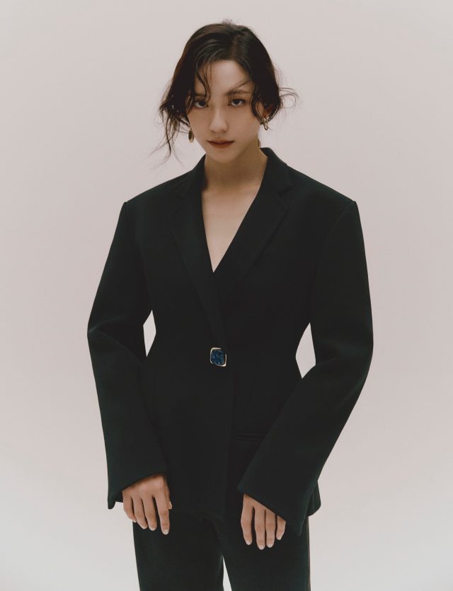 재킷 셀린느. 티셔츠 에디터 소장품. 바지 르메르. 오른쪽 귀걸이 포트레잇 리포트. 왼쪽 귀걸이 에디터 소장품.